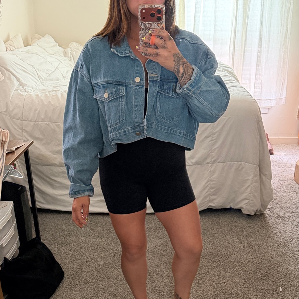 Cropped Light Blue Denim Jacket with Boxy Fit